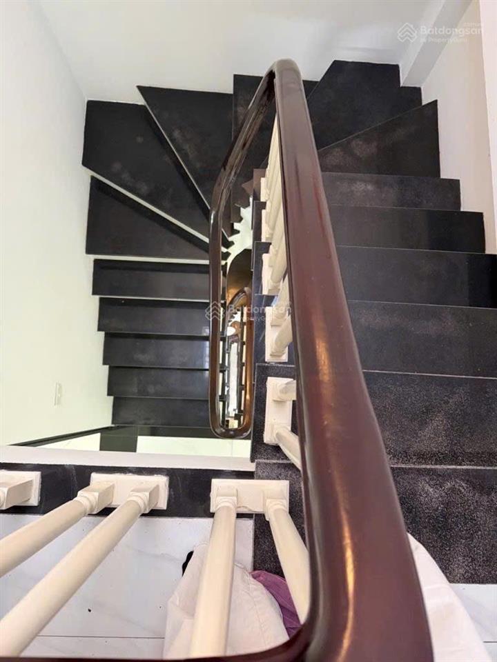 Bán nhà quận long biên  hiếm  rộng gần phố  oto đỗ cách 10m  70m2  5 tầng hơn 7 tỷ