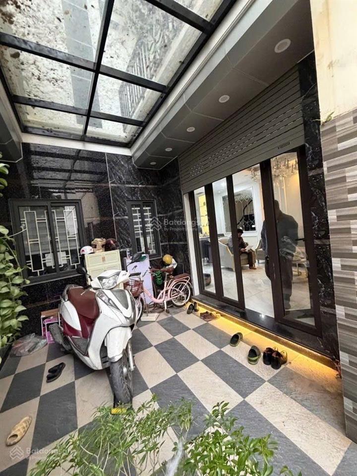 Bán nhà quận long biên  hiếm  rộng gần phố  oto đỗ cách 10m  70m2  5 tầng hơn 7 tỷ