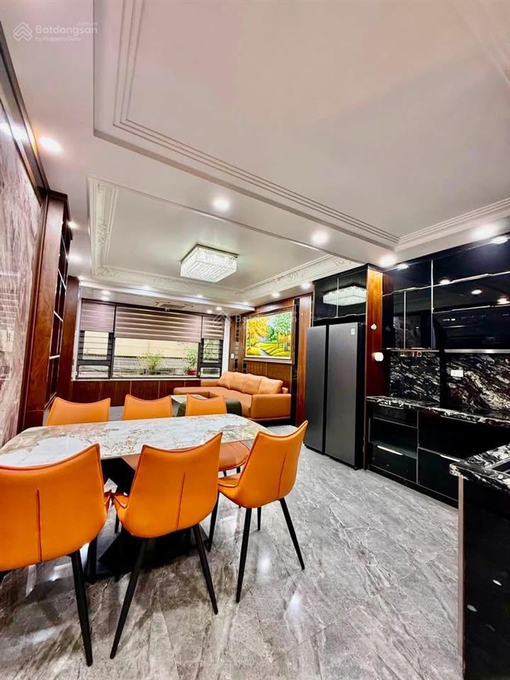 Hoa hậu nguyễn văn cừ. long biên  7 tầng thang máy  gara ô tô 7 chỗ  full nội thất xịn giá trị c