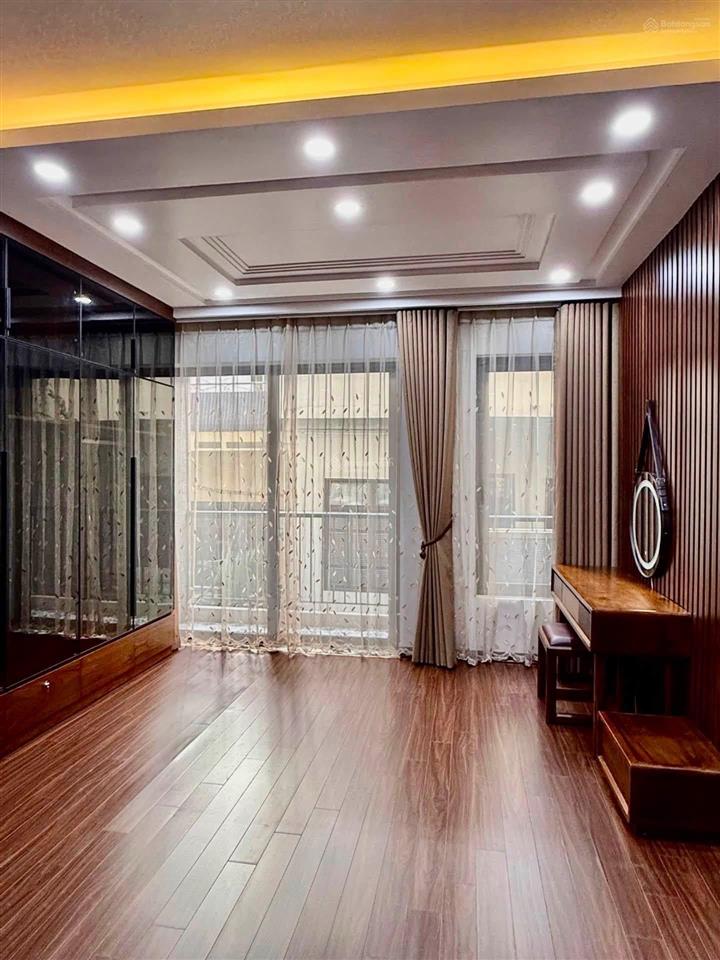 Hoa hậu nguyễn văn cừ. long biên  7 tầng thang máy  gara ô tô 7 chỗ  full nội thất xịn giá trị c