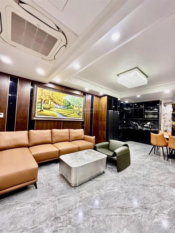 Hoa hậu nguyễn văn cừ. long biên  7 tầng thang máy  gara ô tô 7 chỗ  full nội thất xịn giá trị c
