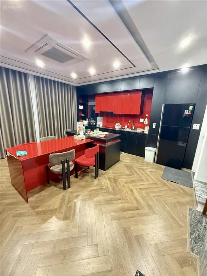 Hạ chào 800 triệu
siêu phẩm ngọc lâm 7.5 tầng thang máy, ô tô lô góc, full nội thất  đẳng cấp, v
