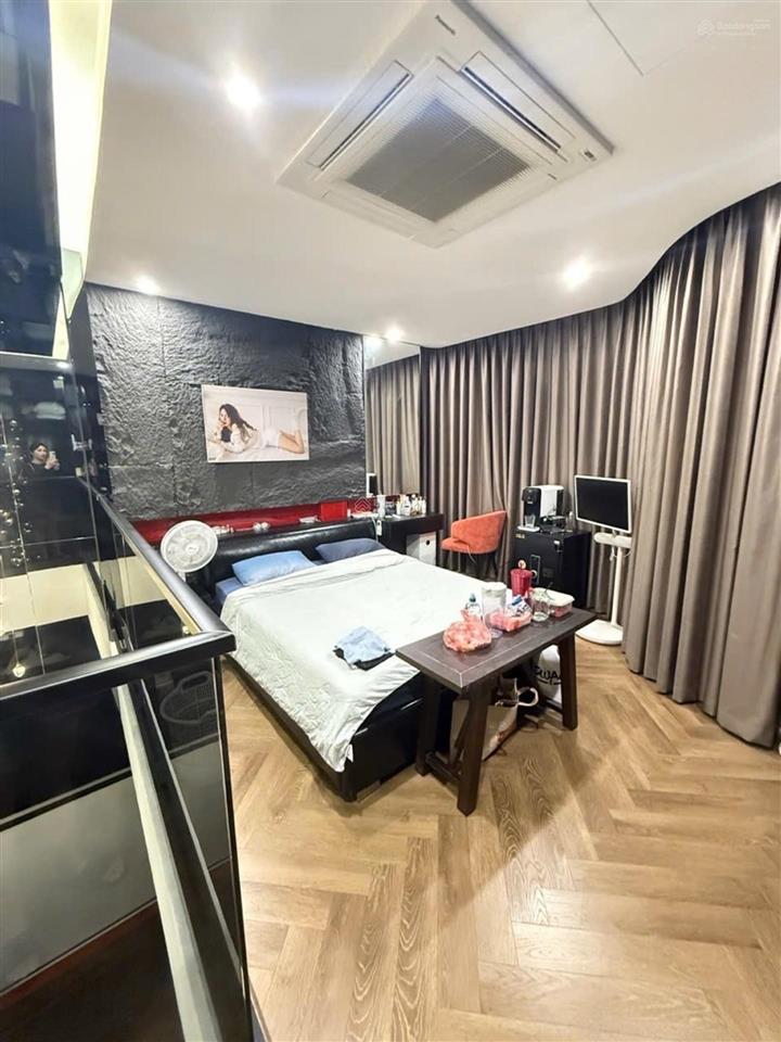 Hạ chào 800 triệu
siêu phẩm ngọc lâm 7.5 tầng thang máy, ô tô lô góc, full nội thất  đẳng cấp, v