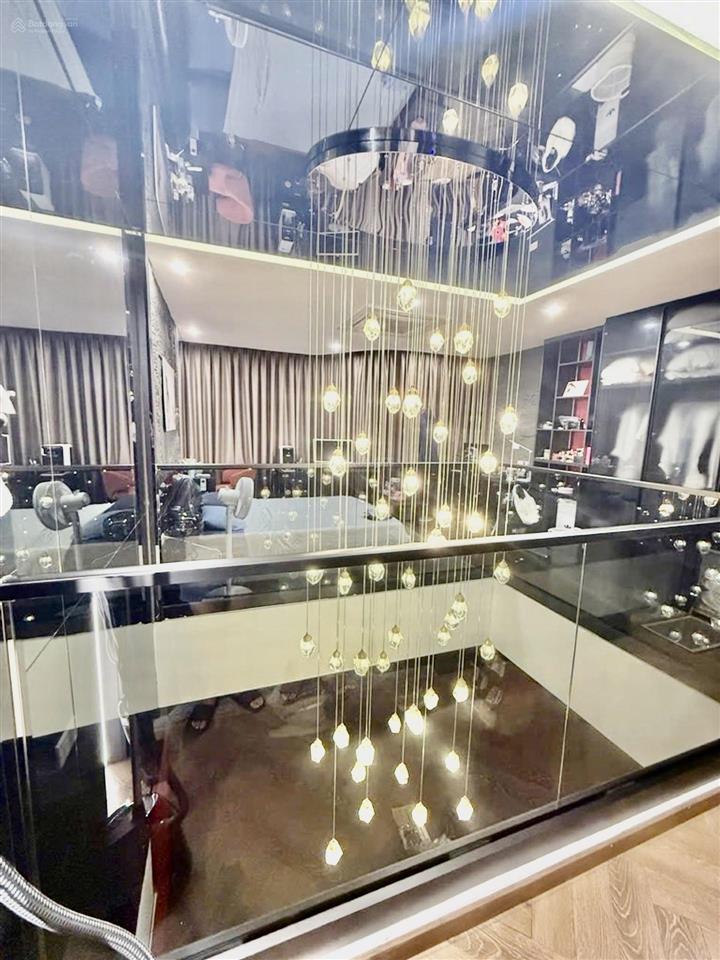 Hạ chào 800 triệu
siêu phẩm ngọc lâm 7.5 tầng thang máy, ô tô lô góc, full nội thất  đẳng cấp, v