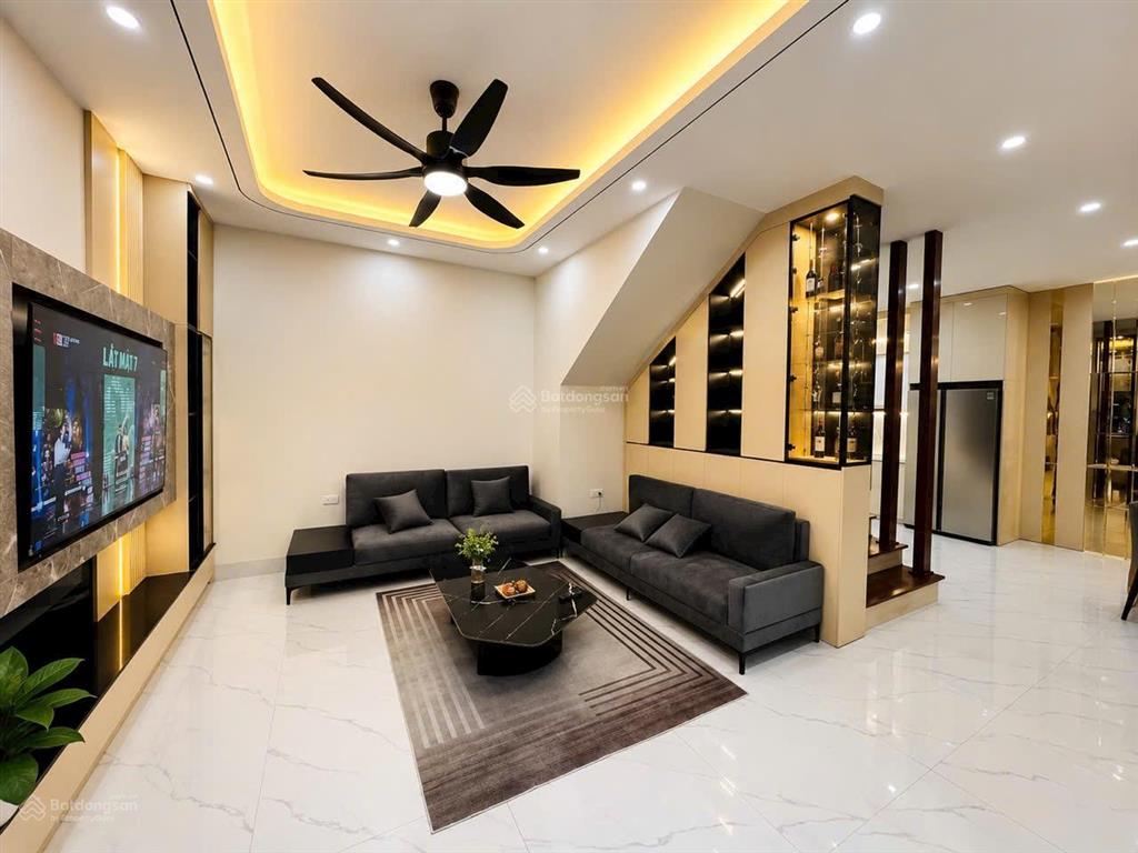 Bán nhà trung tâm gia thuỵ, bồ đề 60m2  hơn 11 tỷ  mt 7.9m dân xây thang máy full nội thất lô góc