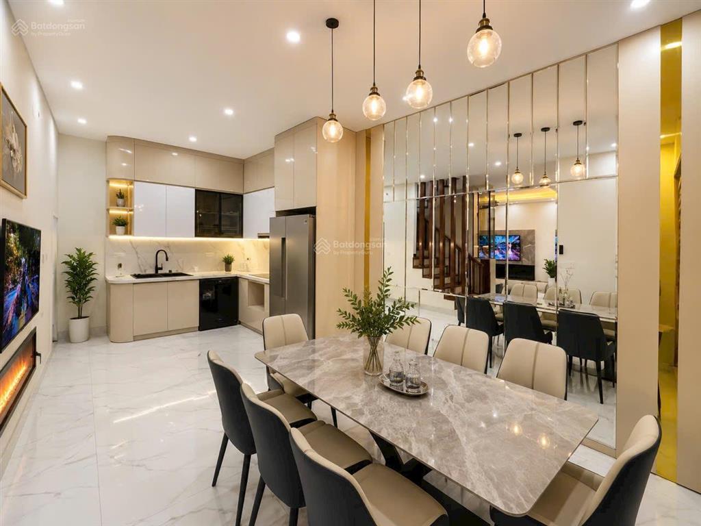Bán nhà trung tâm gia thuỵ, bồ đề 60m2  hơn 11 tỷ  mt 7.9m dân xây thang máy full nội thất lô góc