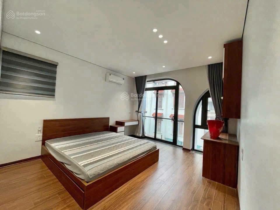 Trung tâm thạch bàn  long biên  dt 47m2  6 tầng. thang máy  ga ra ô tô  lô góc thoáng sáng