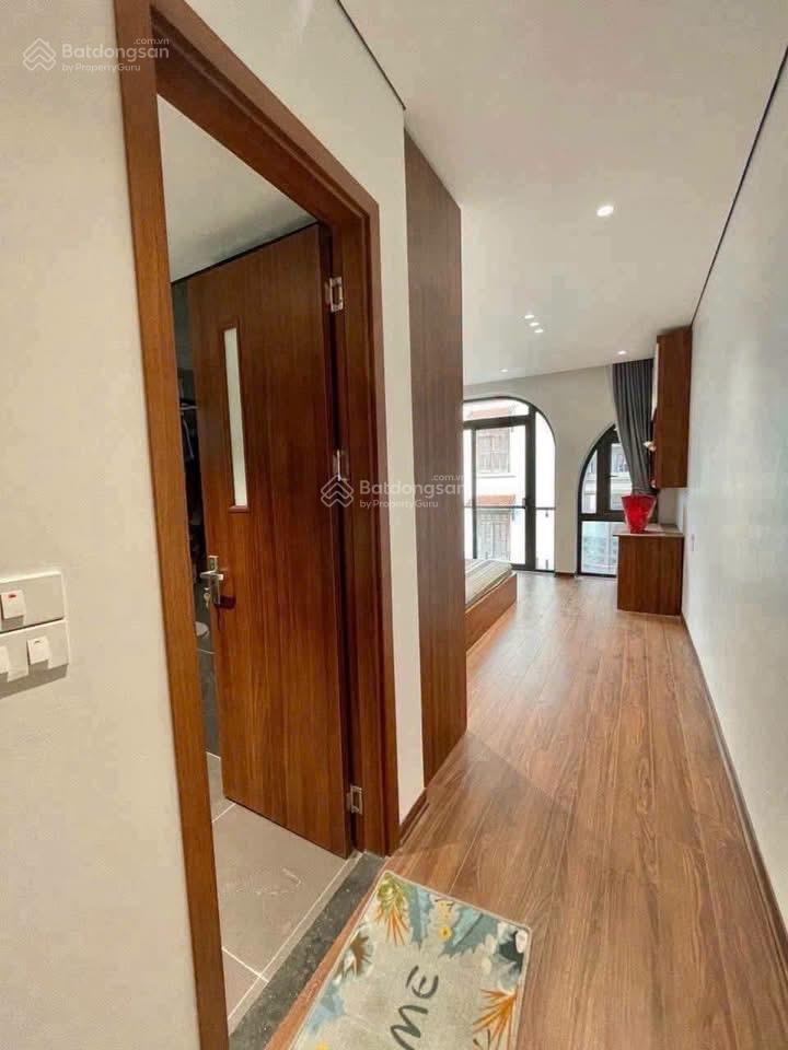Trung tâm thạch bàn  long biên  dt 47m2  6 tầng. thang máy  ga ra ô tô  lô góc thoáng sáng