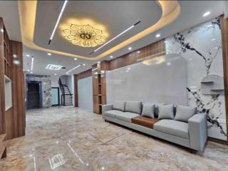 Trung tâm thạch bàn  long biên  dt 47m2  6 tầng. thang máy  ga ra ô tô  lô góc thoáng sáng