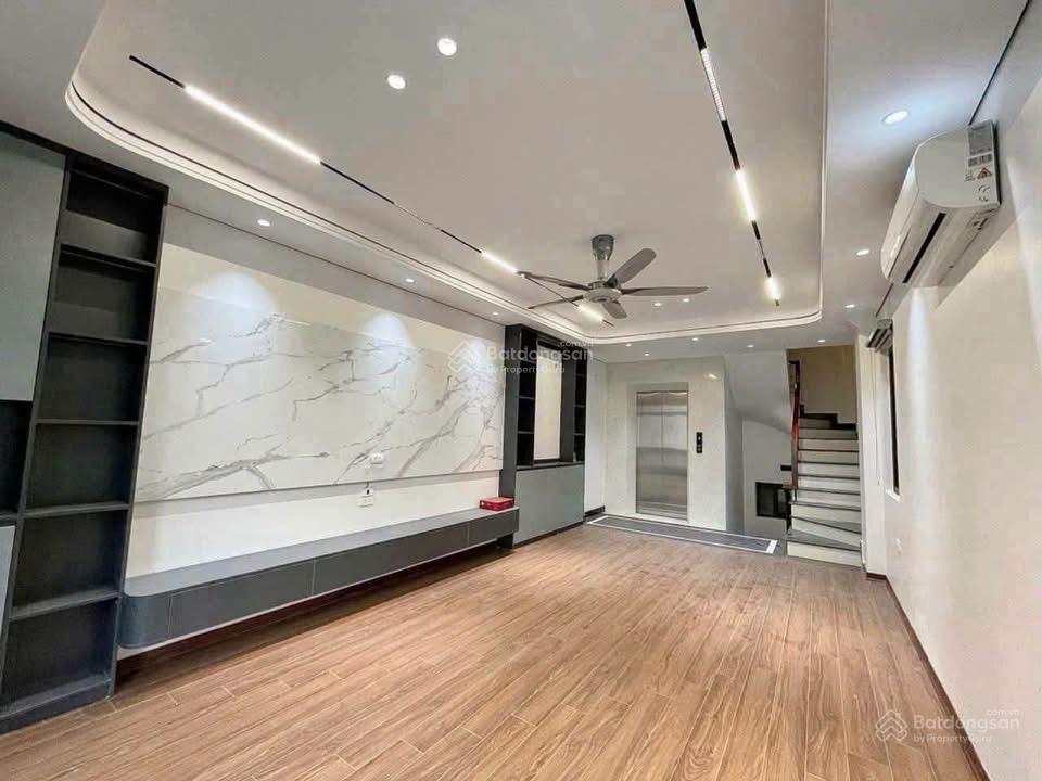 Trung tâm thạch bàn  long biên  dt 47m2  6 tầng. thang máy  ga ra ô tô  lô góc thoáng sáng