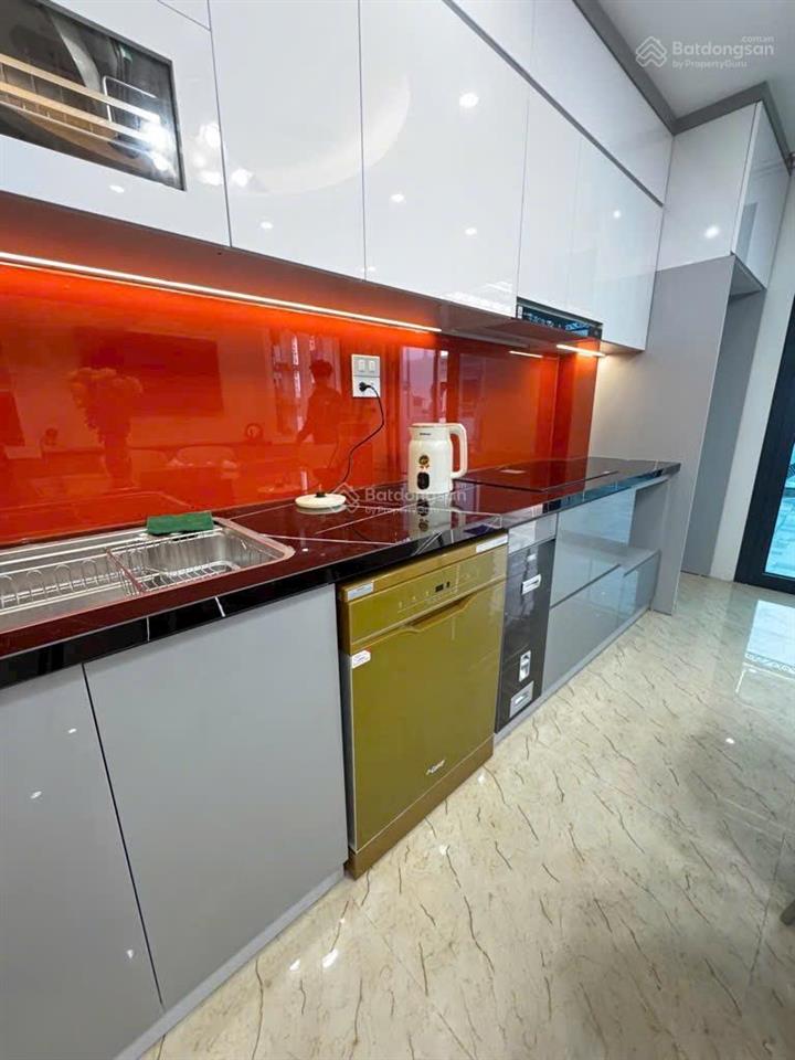 Ngọc thụy bồ đề7 tầng  thang máy  full nội thất xịn nhập khẩu  gara ô tô chủ thiện chí g