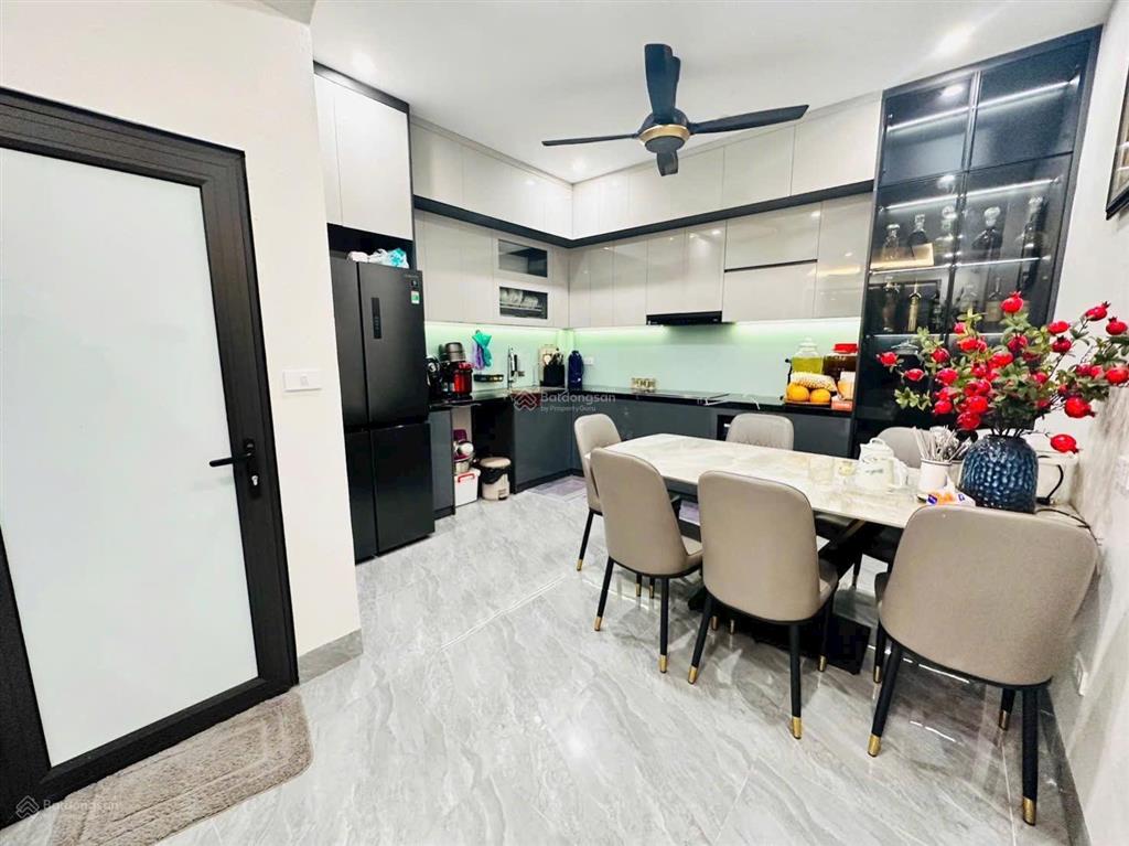 Hạ chào 2 tỷ bán gấp nhà sài đồng 58m2 hơn 8 tỷ 5 tầng 6 ngủ dân xây full nội thất pháp lý rỏ ràng