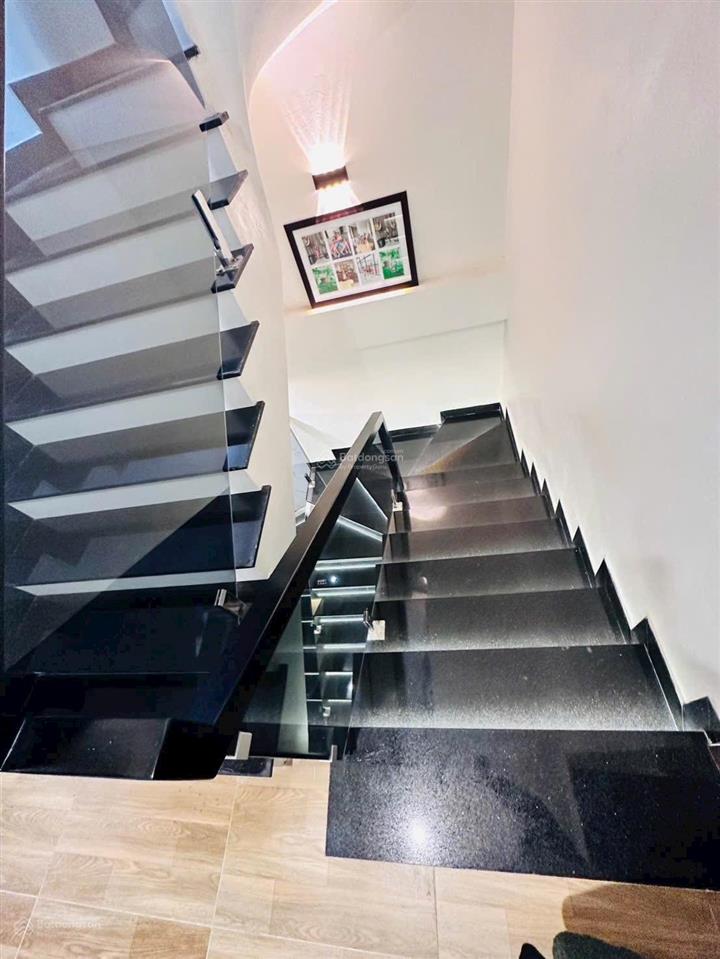 Hạ chào 2 tỷ bán gấp nhà sài đồng 58m2 hơn 8 tỷ 5 tầng 6 ngủ dân xây full nội thất pháp lý rỏ ràng