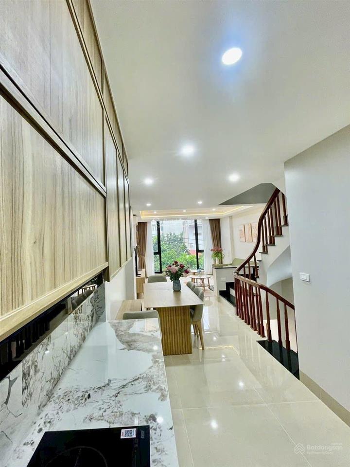 Bán nhà việt hưng 70m2hơn 9 tỷ5 tầngfull nội thấtsân vườnô tô gầnngõ thôngdân xây + vị trí