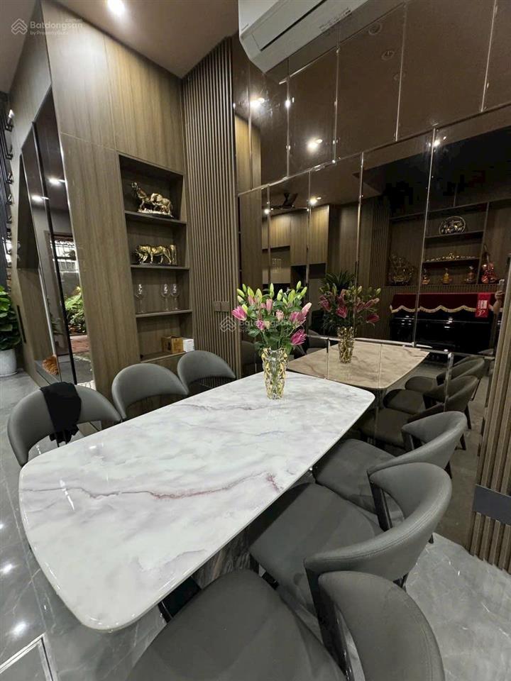 Nhà đẹp hoàng như tiếpnguyễn văn cừ  long biên  hà nội. dt56m2 x 5m mặt tiền xây dựng x 7