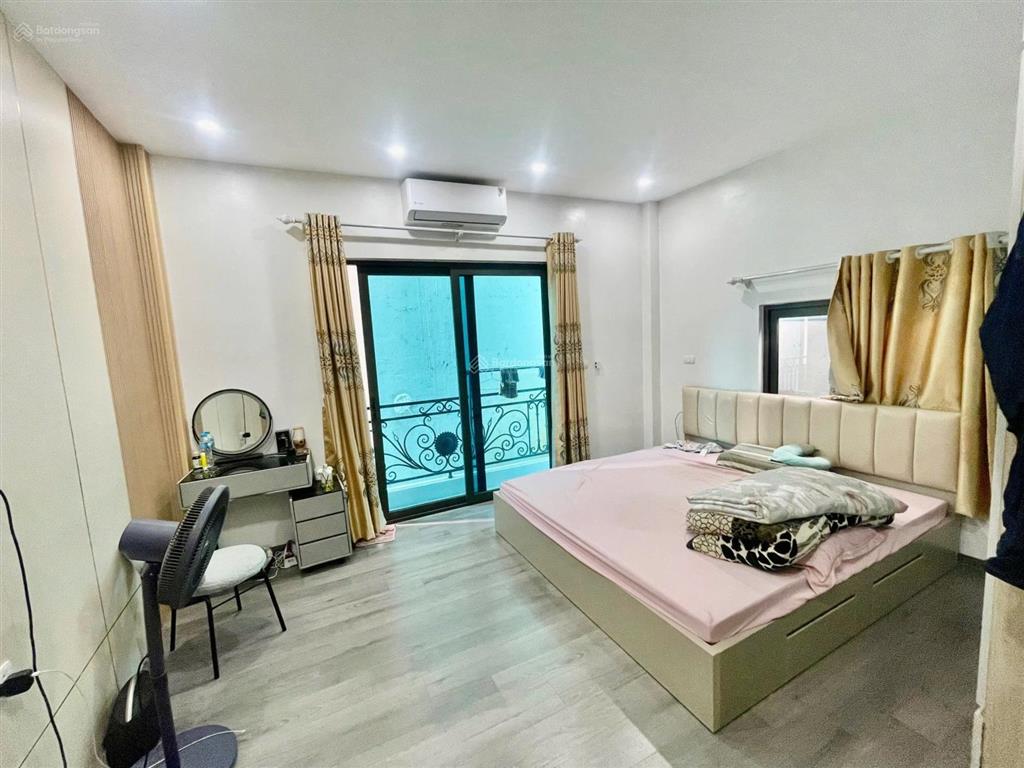 Chính chủ bán  siêu phẩm phúc lợi, long biên  5 tầng full nội thất. 6 tỷ (tl) xách vali về ở ngay
