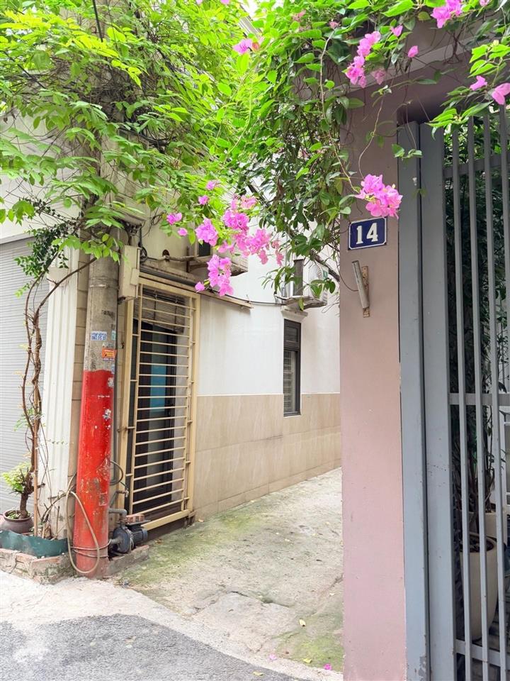 Bán nhà. lõi bồ đề  long biên  vị trí trung tâm  nhà mới full nội thất. 60m2. 3 tầng. hơn 8 tỷ