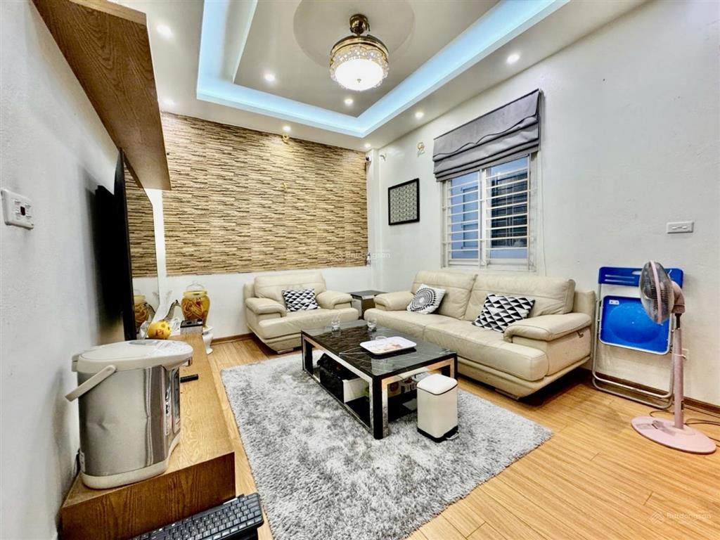 Nguyễn văn cừ  nhà dân xây  lô góc 2 mặt thoáng  ô tô đỗ cửa  full nội thất. 98m2 nhỉnh 8 tỷ