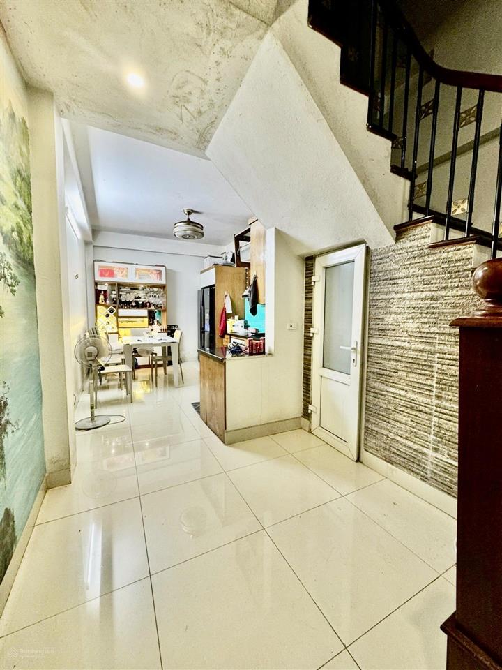 Nguyễn văn cừ  nhà dân xây  lô góc 2 mặt thoáng  ô tô đỗ cửa  full nội thất. 98m2 nhỉnh 8 tỷ