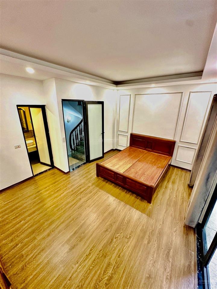 Chính chủ. giảm giá  nhà phúc lợi. l biện  5 tầng. 35m2  mt.5m  full nội thất  hàng xóm vin