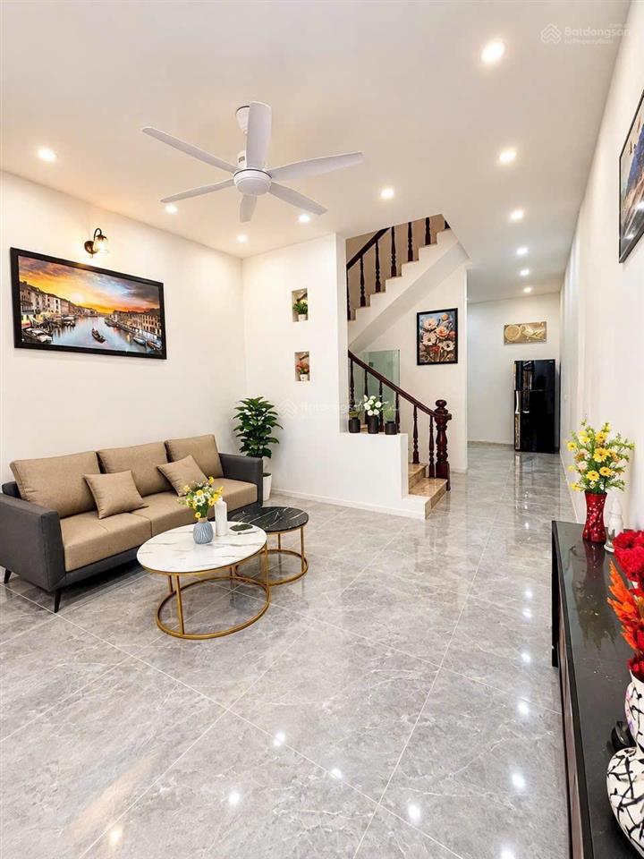 Bán nhà phúc đồng  long biên. dt 62m2 giá 8 tỷ dân xây gần phố full nội thất với 5 pn  hai