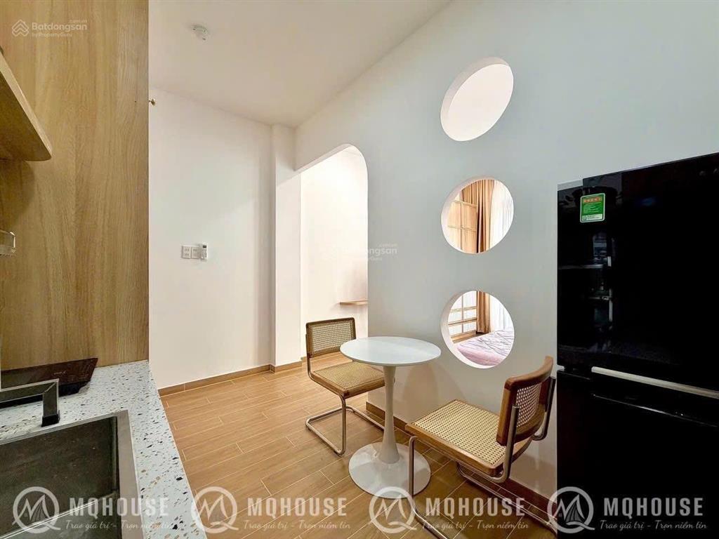 Cho thuê căn hộ dịch vụ ban công, tách bếp full nội thất trần hưng đạo quận 1