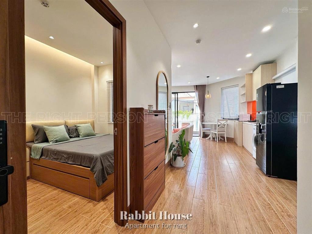 Cho thuê căn hộ dịch vụ 1pn ban công 45m2 trần hưng đạo quận 5