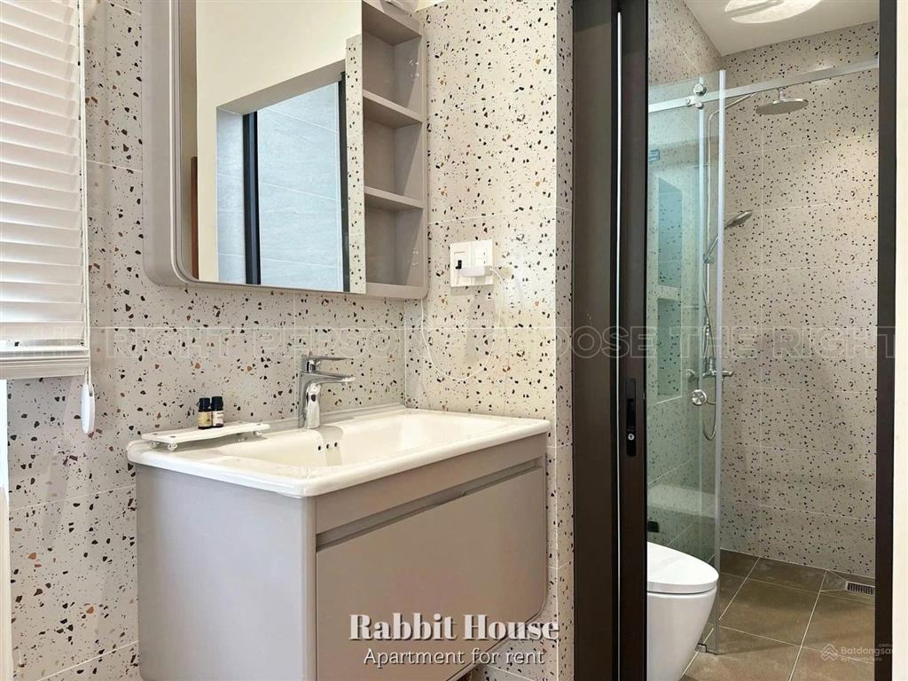 Cho thuê căn hộ dịch vụ 1pn ban công 45m2 trần hưng đạo quận 5