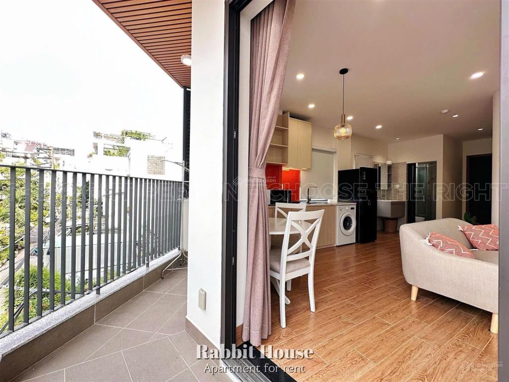 Cho thuê căn hộ dịch vụ 1pn ban công 45m2 trần hưng đạo quận 5
