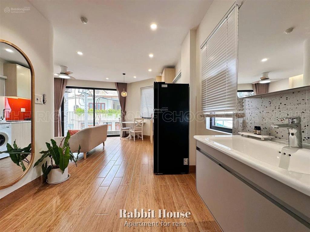 Cho thuê căn hộ dịch vụ 1pn ban công 45m2 trần hưng đạo quận 5