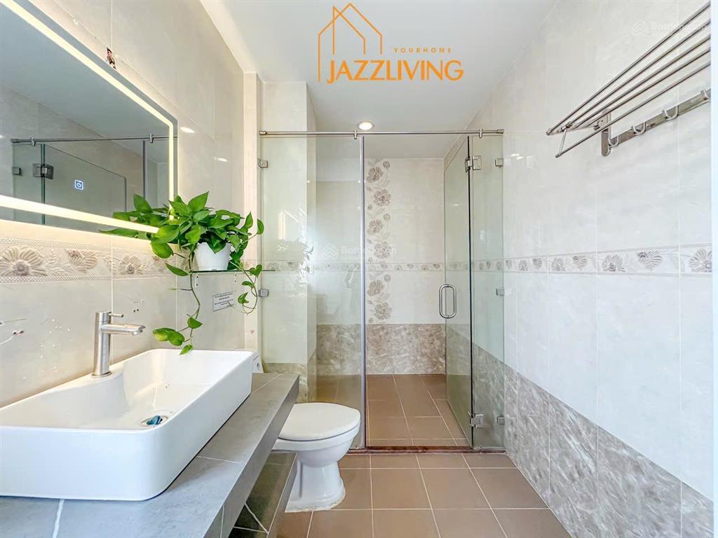 Căn hộ 2pn 1wc full nội thất ban công thoáng đường bến vân đồn quận 4 gần chợ bến thành