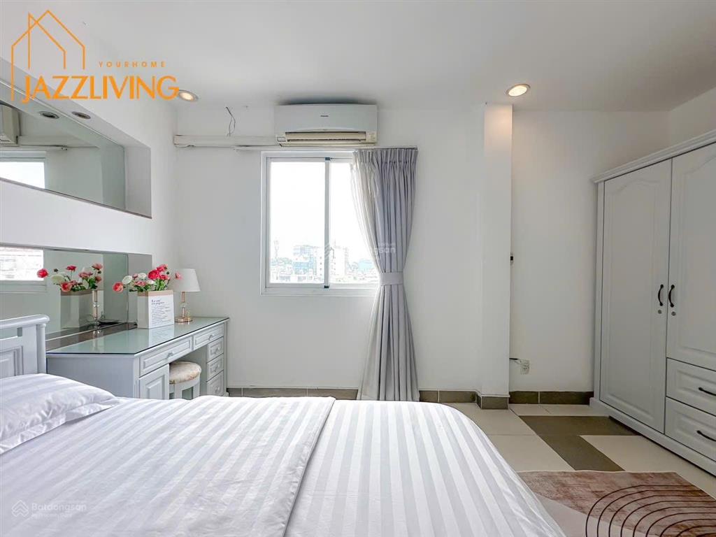 Căn hộ 2pn 1wc full nội thất ban công thoáng đường bến vân đồn quận 4 gần chợ bến thành