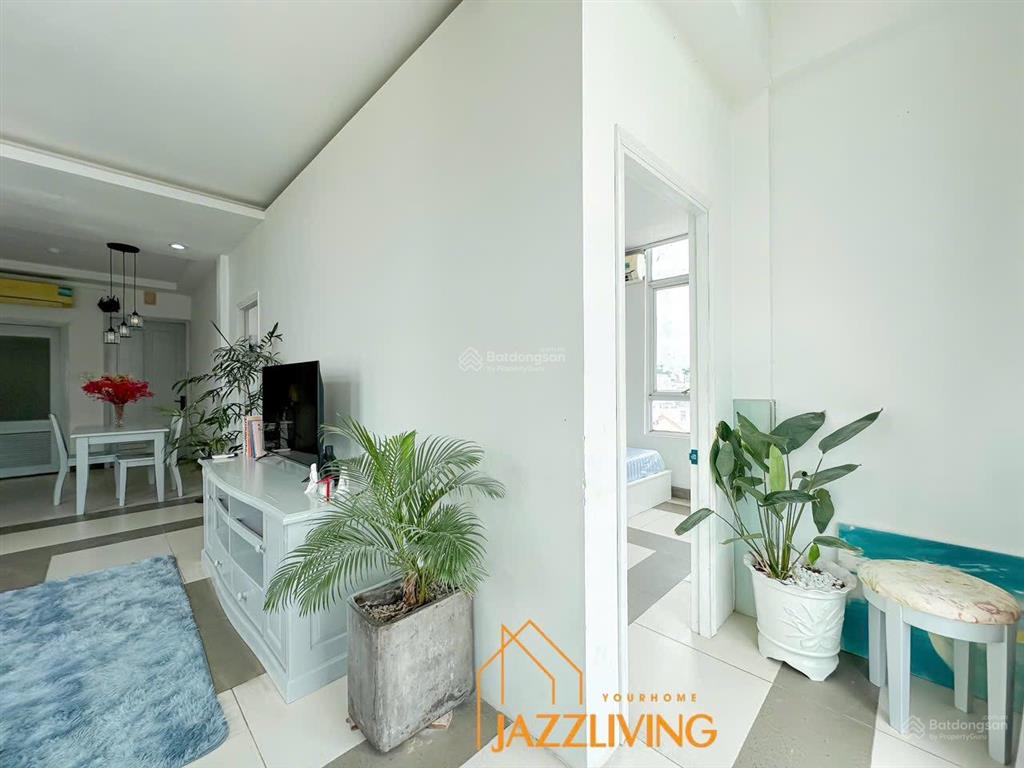 Căn hộ 2pn 1wc full nội thất ban công thoáng đường bến vân đồn quận 4 gần chợ bến thành