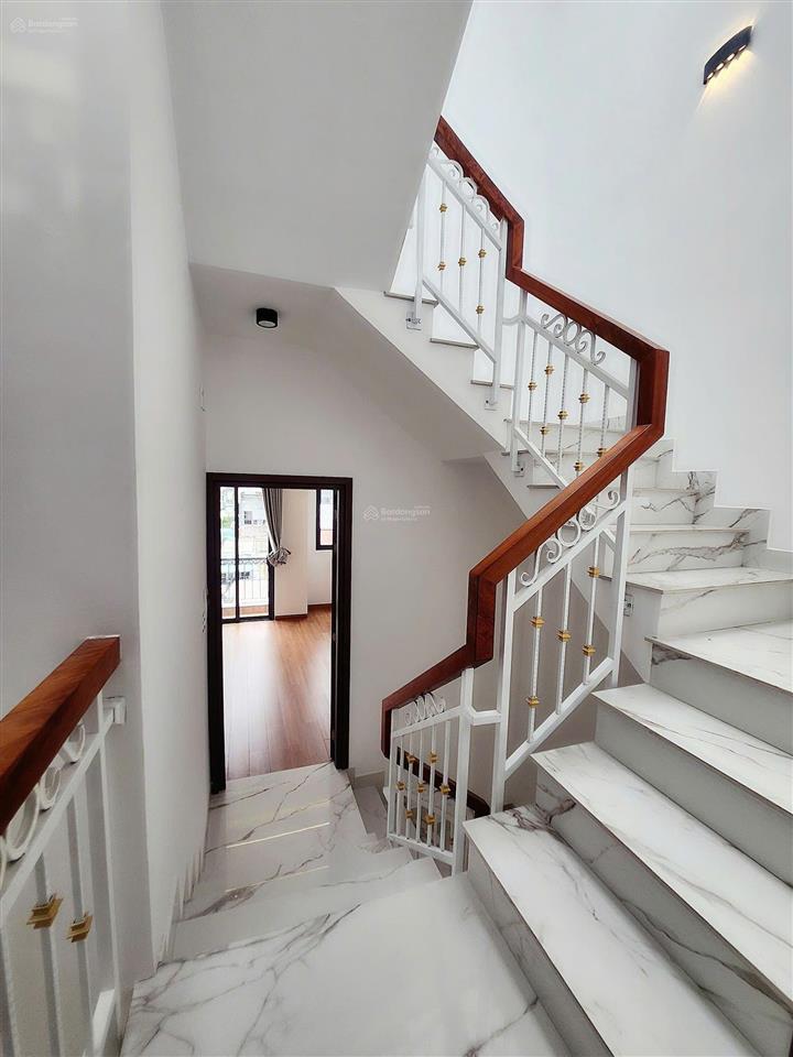 Nhà 5 tầng sang trọng xe hơi vào