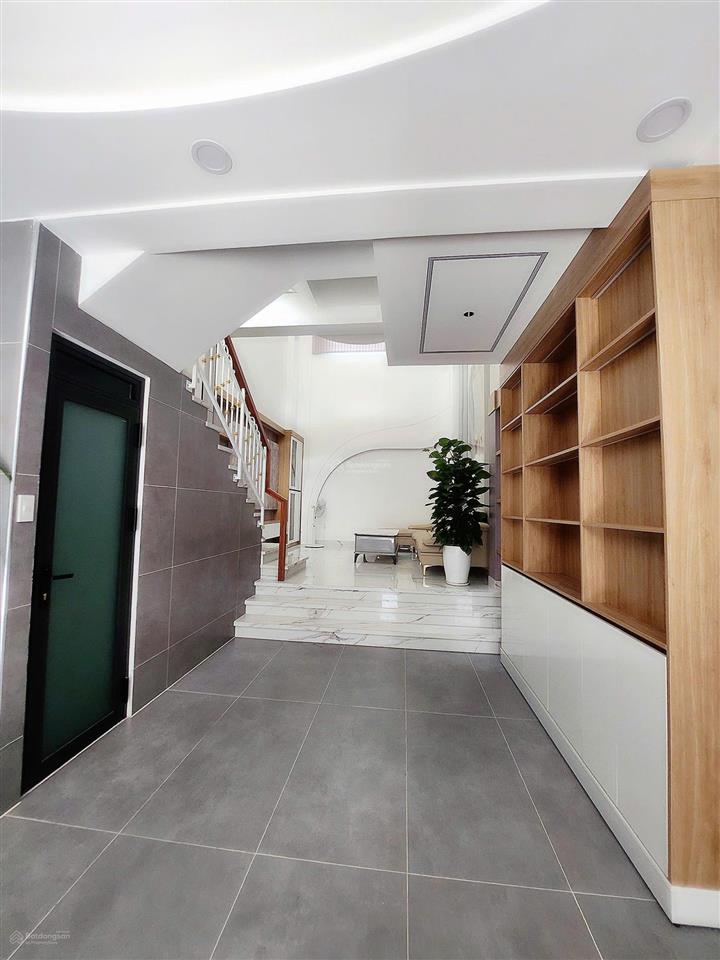 Nhà 5 tầng sang trọng xe hơi vào