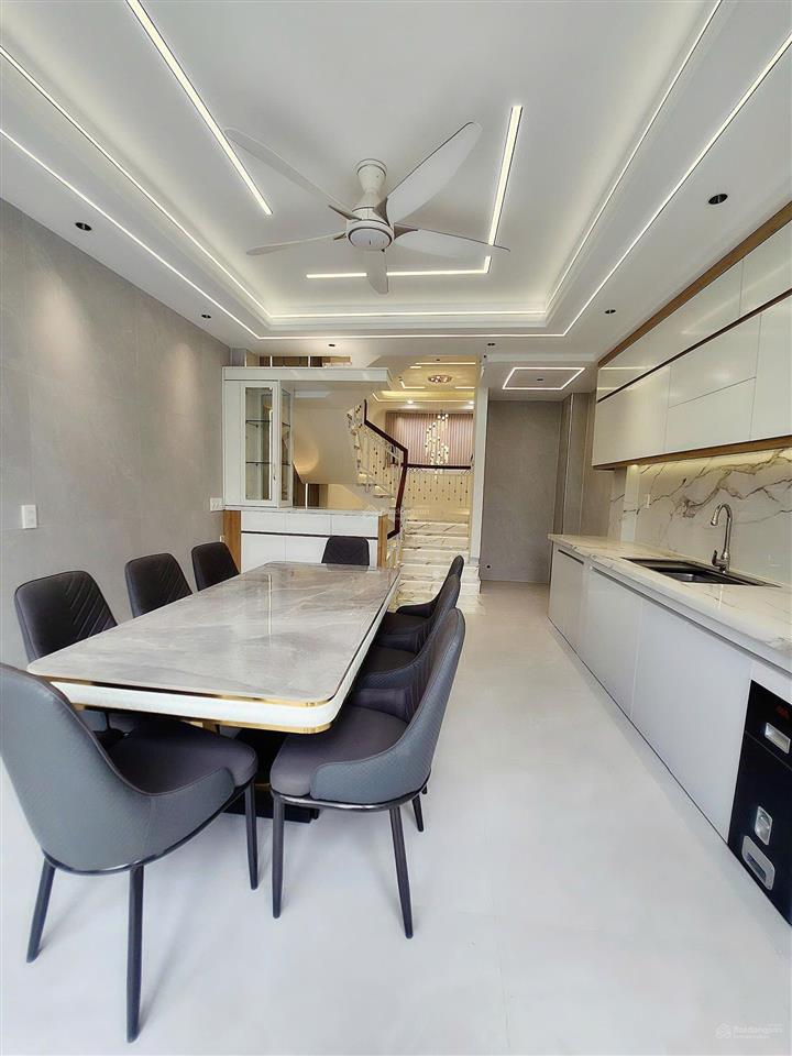 Nhà 5 tầng sang trọng xe hơi vào