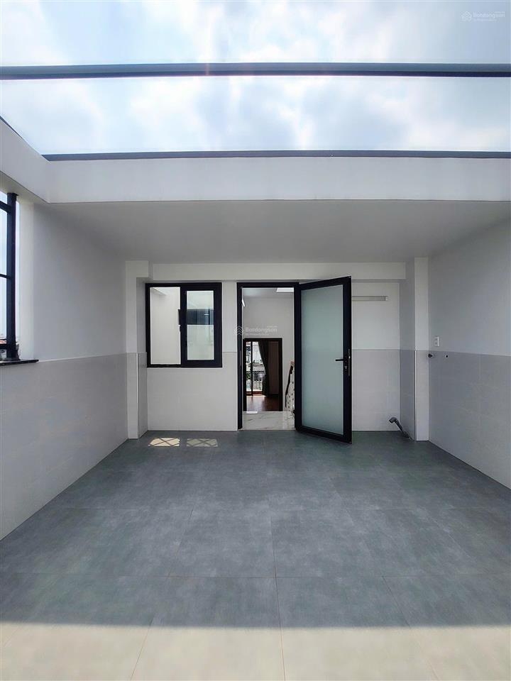 Nhà 5 tầng sang trọng xe hơi vào