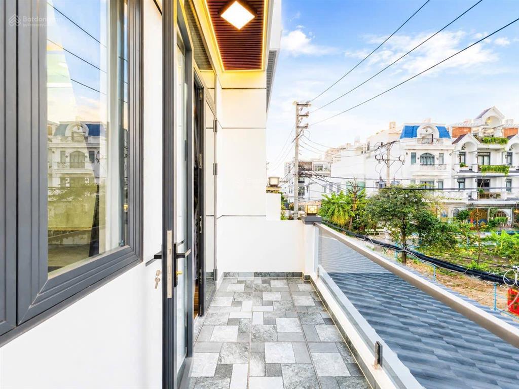 Nhà góc 2 mặt tiền hẻm mới hoàn thiện giá 5,69 tỷ  hẻm oto