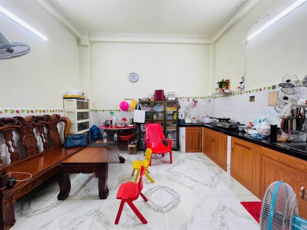 Bình tân cạnh khu tên lửa 76 m 3 tầng 4.5 x 17 m giá 7 x ty. tl mô tả 3 tầng hẻm 8 m