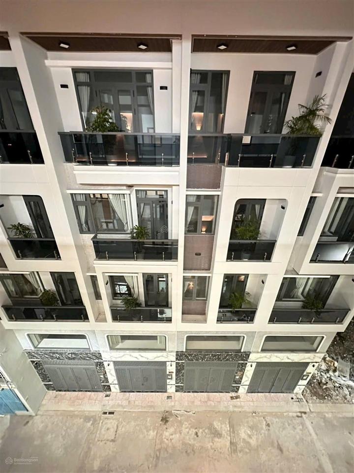 Siêu vip cạnh q6, 80m2, 5 tầng, 7 pn 7 wc có phòng xông hơi thang máy 450k chủ tặng