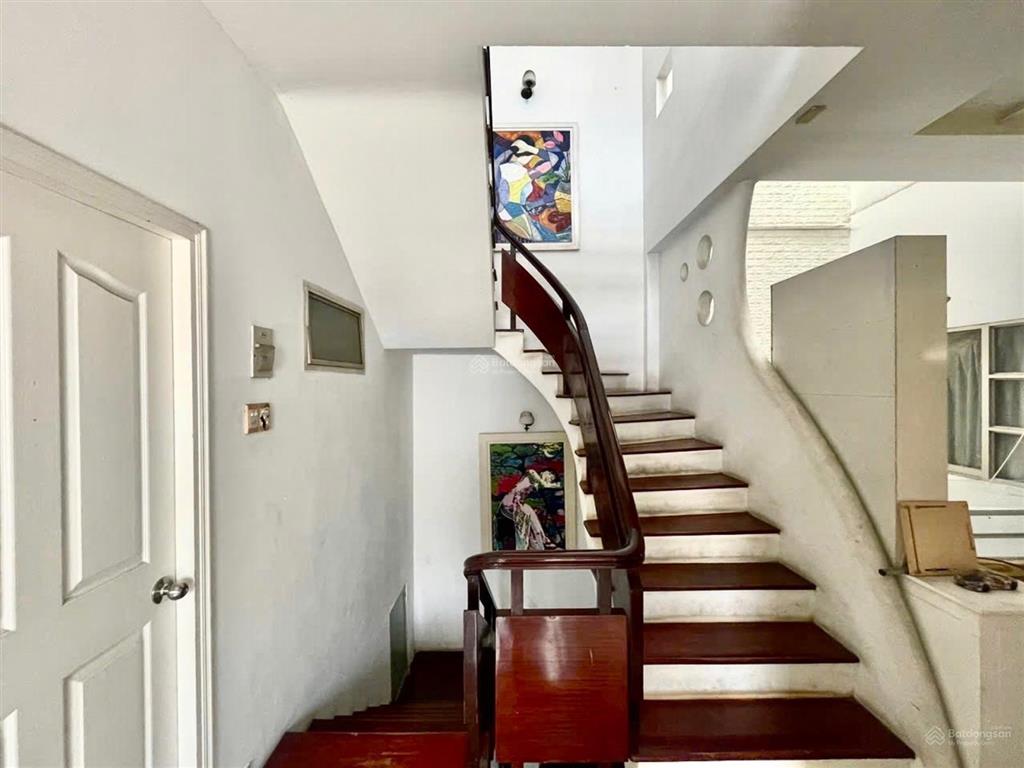 Nhà 1/ 162 m2 4 tầng 6,8 m x 26 m giá 22.5 tỷ biệt thự cổ  hxt  vị trí đẹp kết cấu