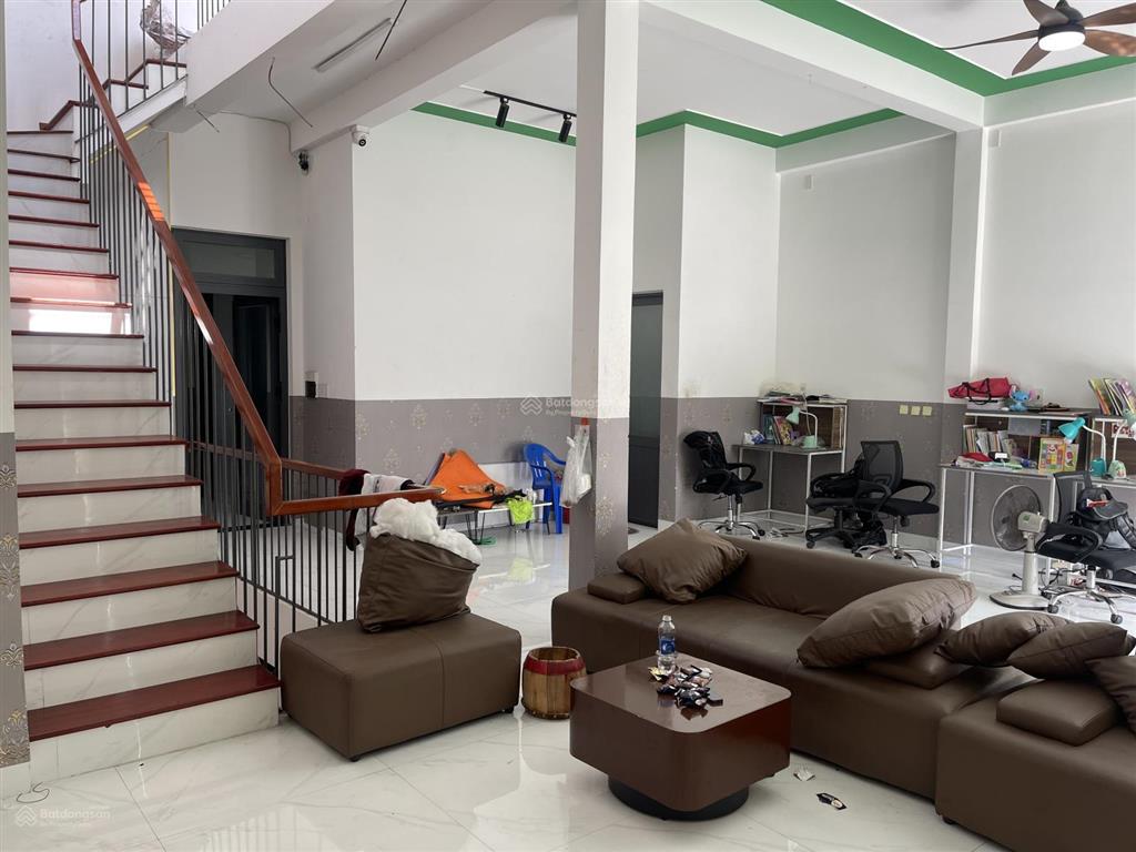 Cho thuê nhà mới xây 2 tầng. mặt tiền đường. trung tâm hành chính