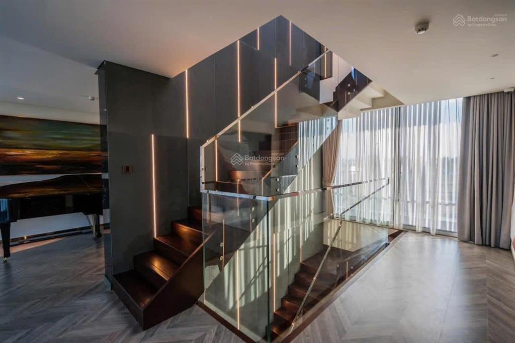 Bán biệt thự 3 mặt tiền đẹp nhất tại one river 50 tỷ,300m2 tiện ích đầy đủ,view trực diện mặt sông