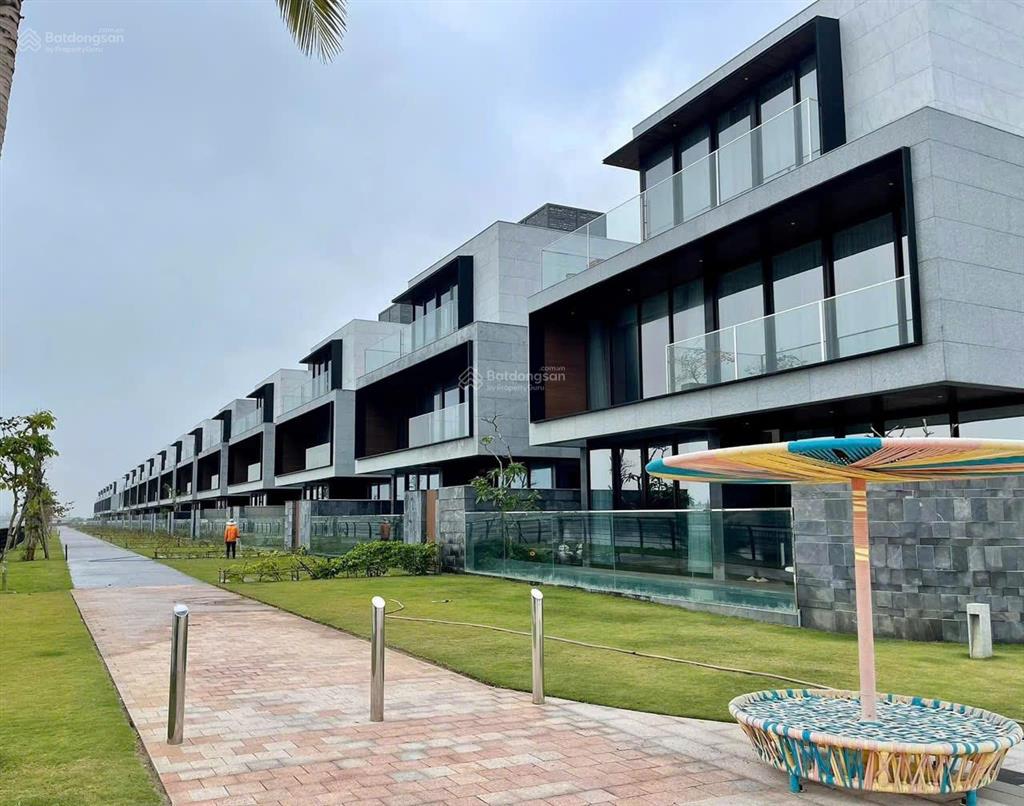 Bán biệt thự 3 mặt tiền đẹp nhất tại one river 50 tỷ,300m2 tiện ích đầy đủ,view trực diện mặt sông