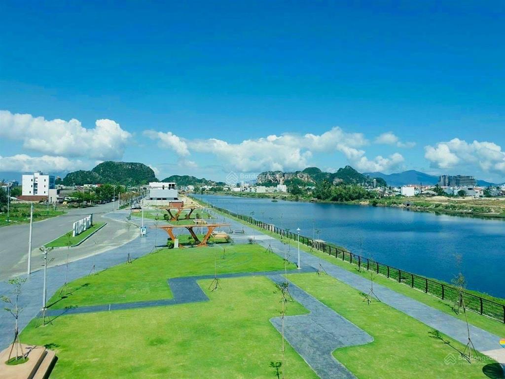 Bán biệt thự 3 mặt tiền đẹp nhất tại one river 50 tỷ,300m2 tiện ích đầy đủ,view trực diện mặt sông
