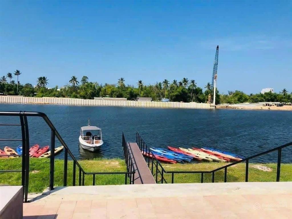 Bán biệt thự 3 mặt tiền đẹp nhất tại one river 50 tỷ,300m2 tiện ích đầy đủ,view trực diện mặt sông
