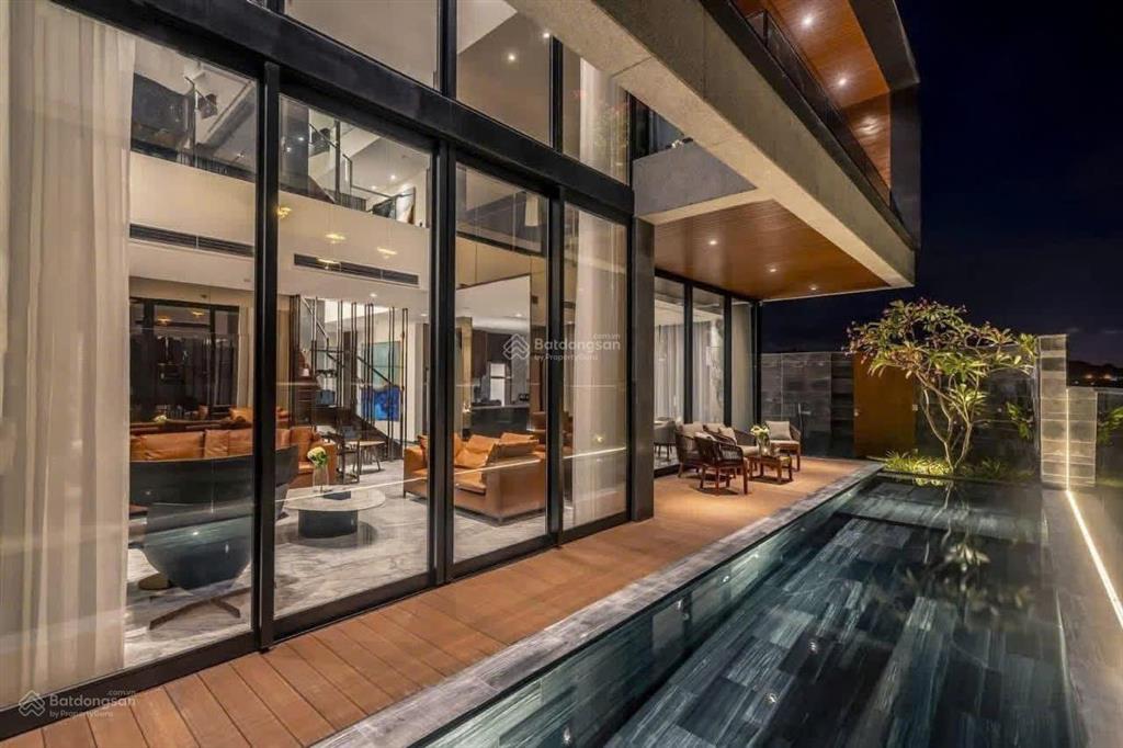 Bán biệt thự 3 mặt tiền đẹp nhất tại one river 50 tỷ,300m2 tiện ích đầy đủ,view trực diện mặt sông