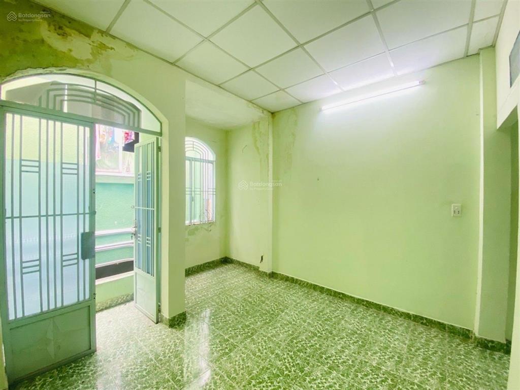 Nhà 3 tầng 3 phòng ngủ, sổ vuông đẹp, thích hợp cho gia đình nhỏ dọn vào ở ngay, giá nhỉnh 3 tỷ,