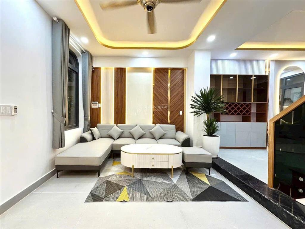 Nhà 3 lầu, 5 phòng ngủ đường lê văn việt, gần mặt tiền, có sổ sẵn sang tên ngay. giá 3 tỷ 5.