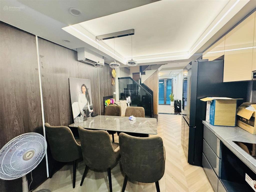 Phố cổ lò đúc, 2 thoáng ngõ thông, kinh doanh, nhà dân xây tặng nội thất nhập, 43m2 hơn 8 tỷ, ko qh